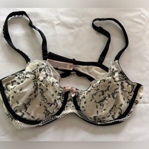 Preowned Victoria’s Secret Lace Unlined Underwired Bra Lace Black & Cream Sz 38C